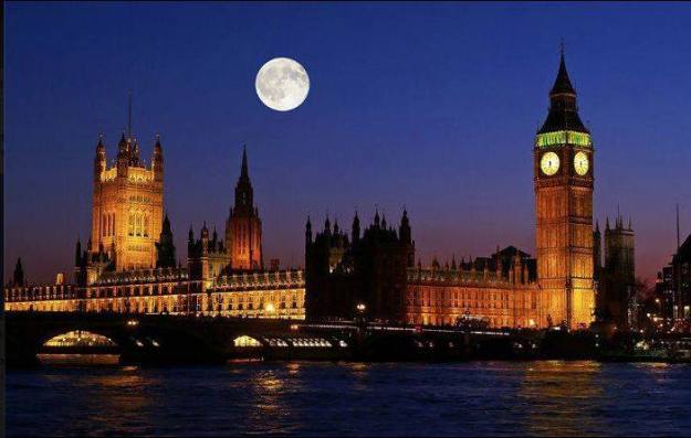 Der Vollmond über London. Man beachte das Bild der verschiedenen Mondkrater.